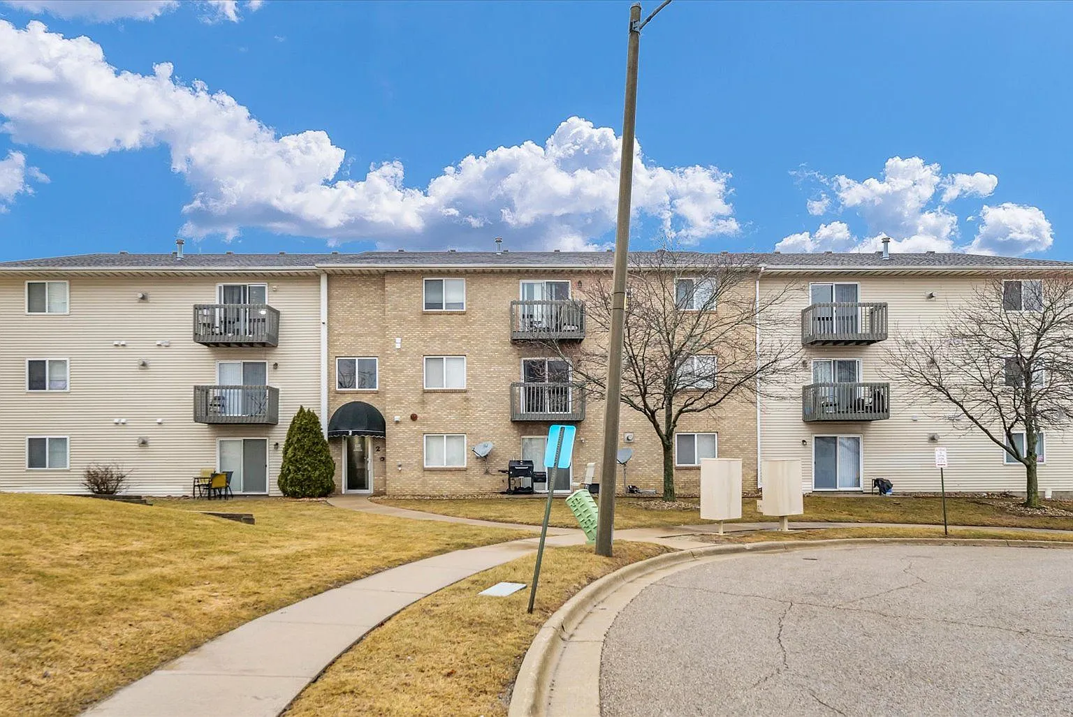 Rainbow Circle Apartments — Photo 1