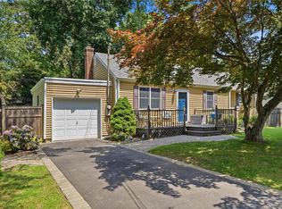 10 Valleywood Drive, Huntington Station, NY 11746