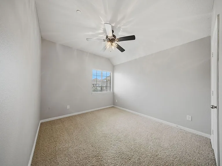 2140 Walnut Square Dr — Photo 12