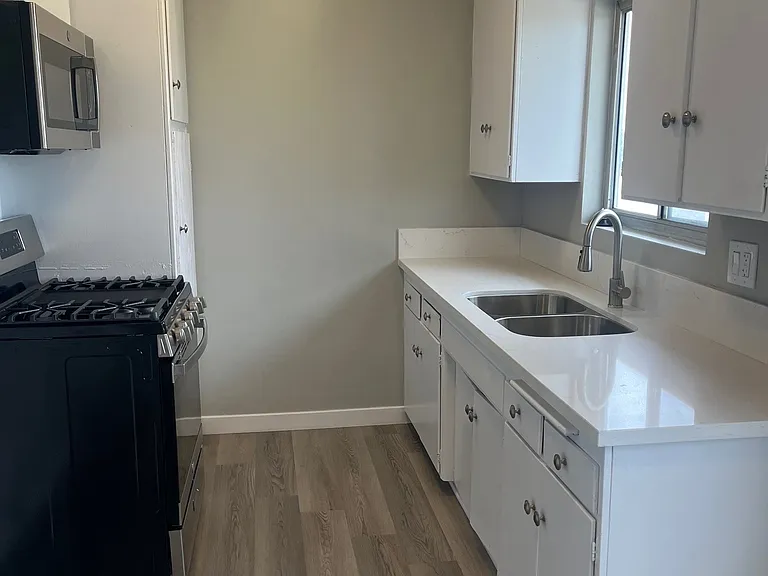 2425 W 182nd St #2 — Photo 2