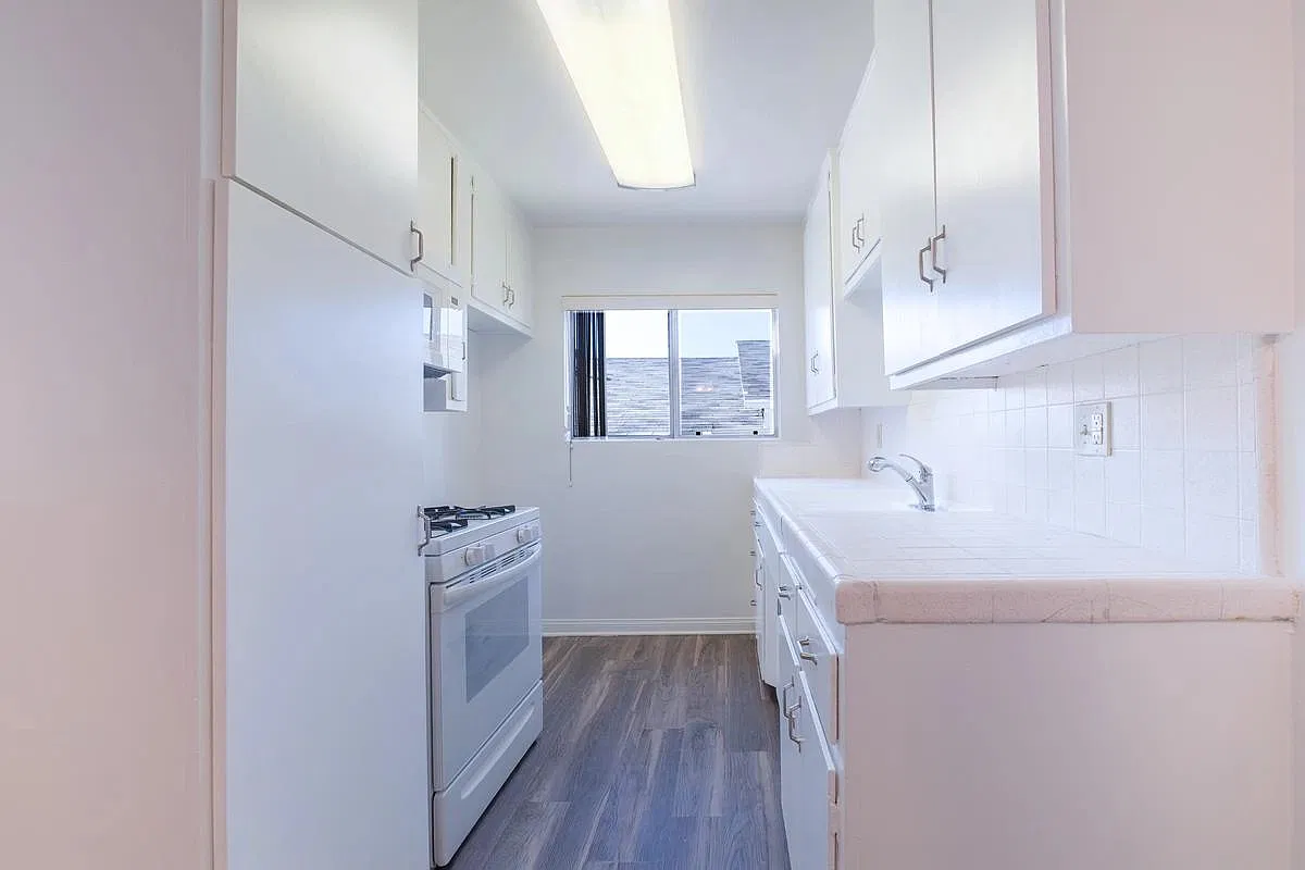 715 E Providencia Ave — Photo 2