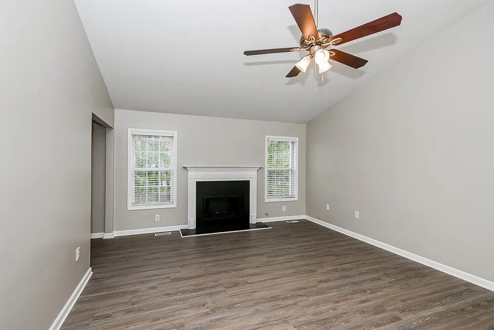 3 bed, 2.0 bath, 1367 sqft, $2,640 — Photo 4