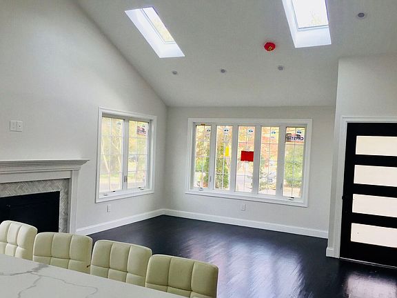4th image of 32 Glamford Ave