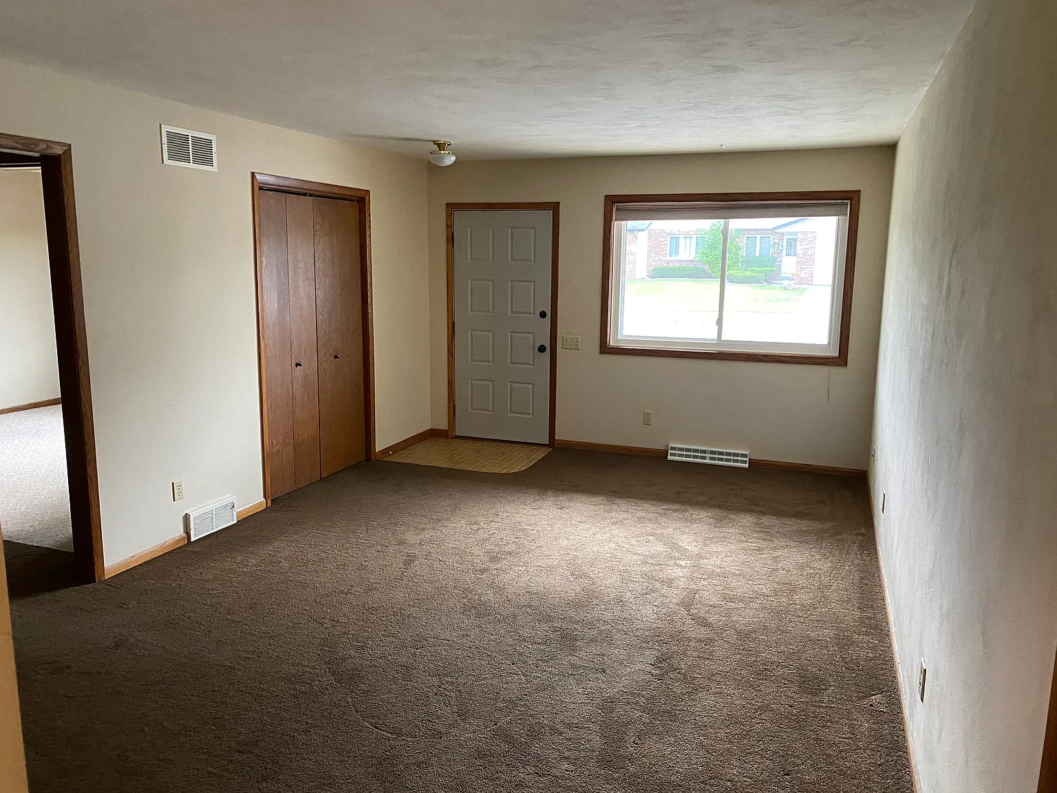 3 bed, 1900 sqft, $2,100 — Photo 2