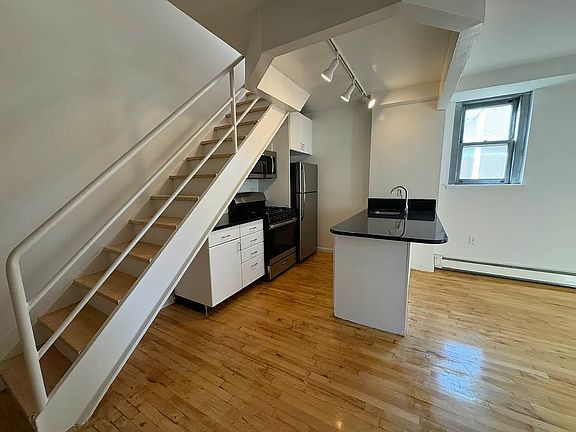 3rd image of 190 E 7th St APT 605