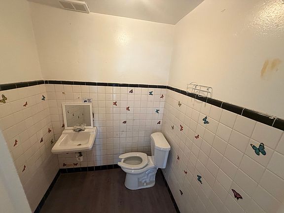 2nd image of 2214-2220 W Hopkins St #2216