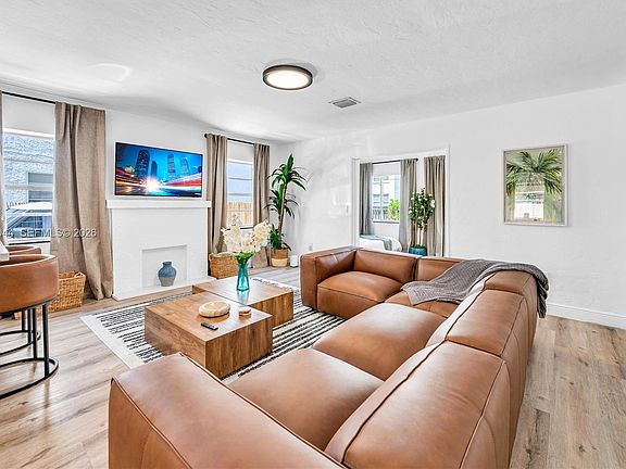 4th image of 426 NE 26th St #1