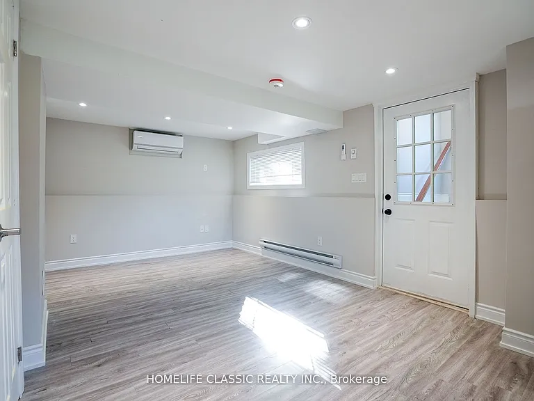 100 Chaucer Cres — Photo 10