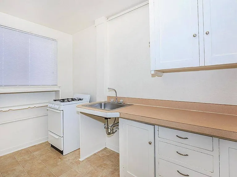 Charlesgate Apartments - Vintage Studios — Photo 7