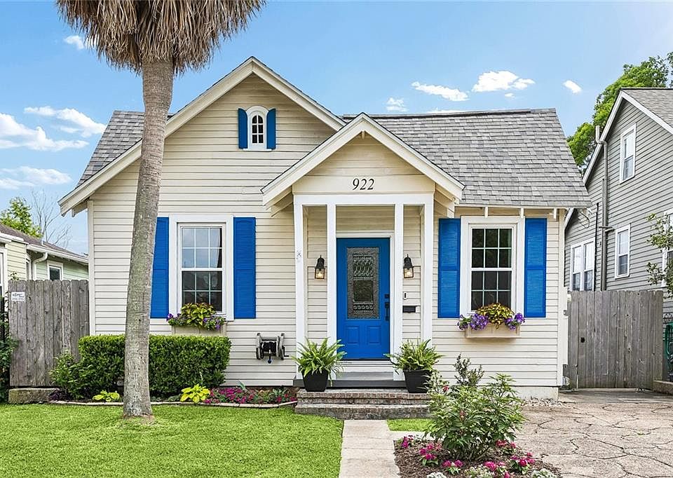1st image of 922 Hidalgo St