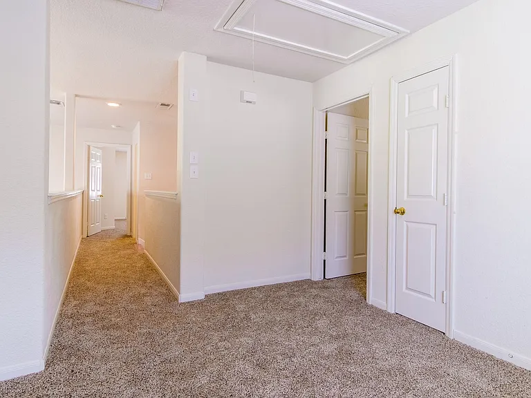 2918 Five Oaks Dr — Photo 24