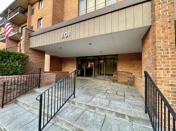 801 79th St APT 307, Darien, IL 60561