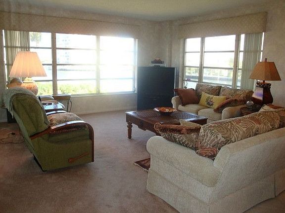4th image of 555 SE 6th Ave APT 2G