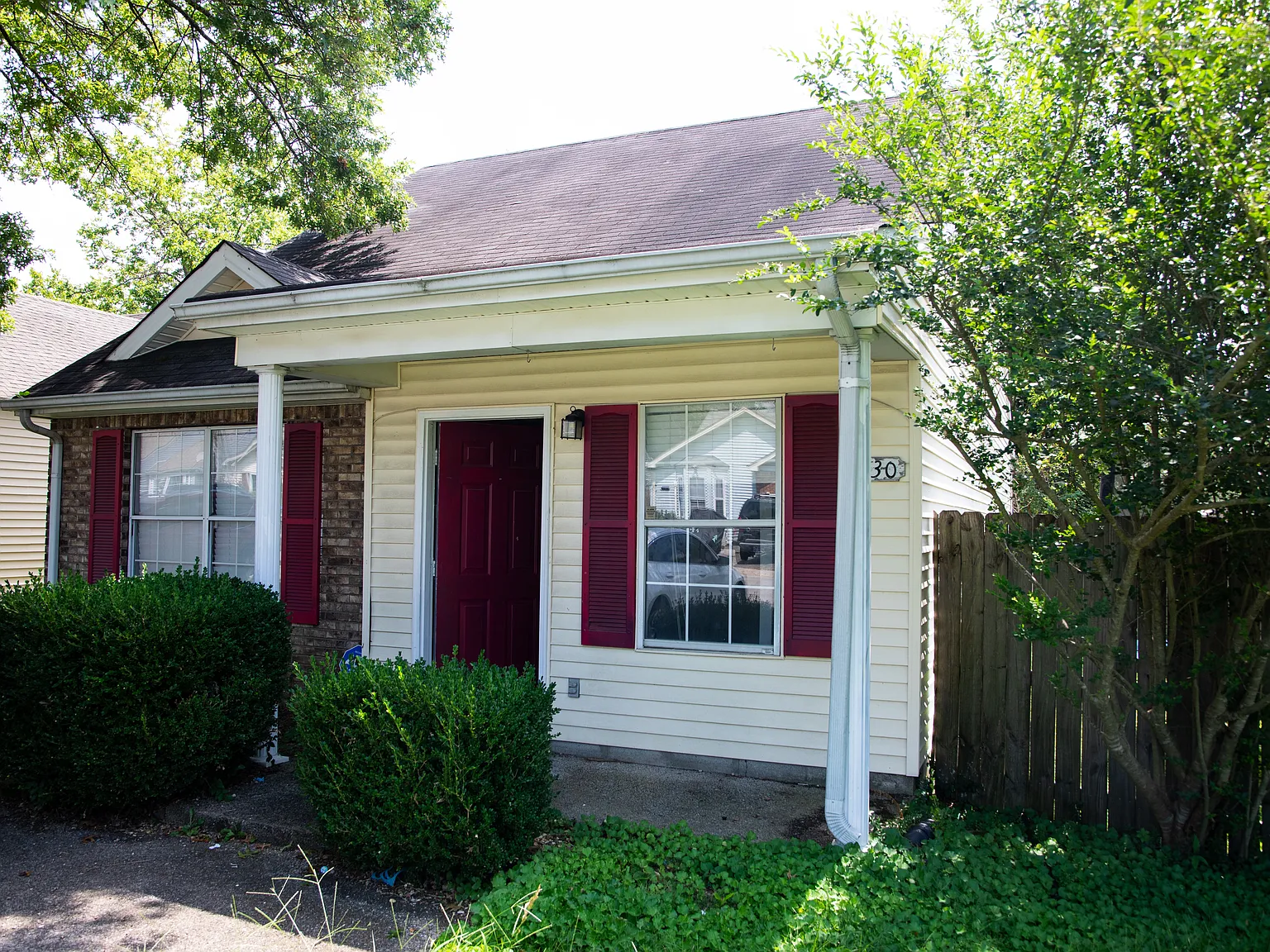 3 bed, 1301 sqft, $2,100 — Photo 2