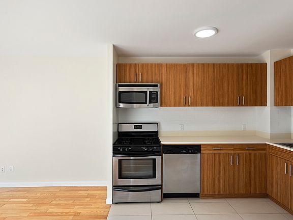 5th image of 226 Montrose Ave APT 3A