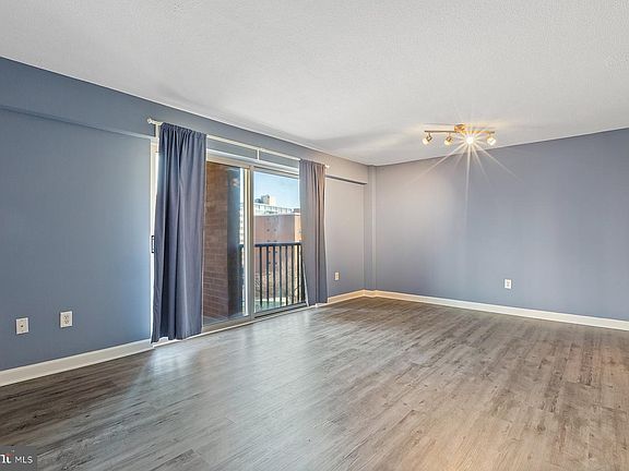 4th image of 1300 Army Navy Dr APT 612