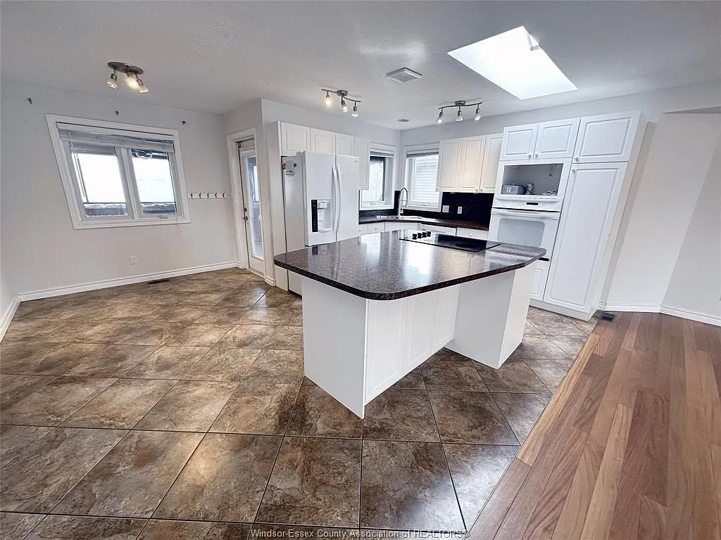 5 bed, $3,195 — Photo 4