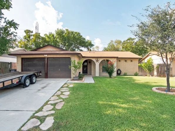 3827 BRIAR HOLLOW ST, San Antonio, TX 78247