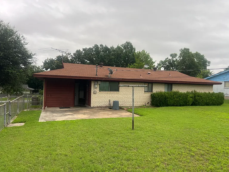 1112 Benbrook Ter — Photo 2