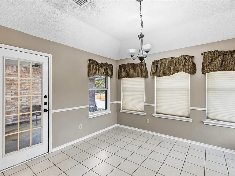 5106 Lee Hutson Ln — Photo 5