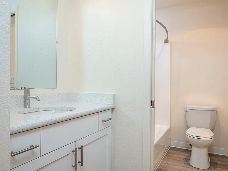 Fernwood Court Apartments — Photo 6
