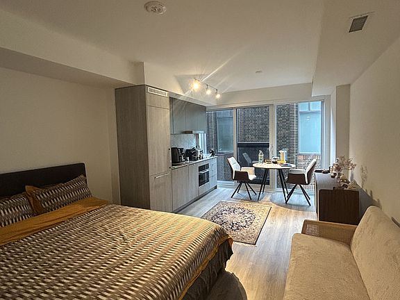 5th image of 771 Yonge St #911