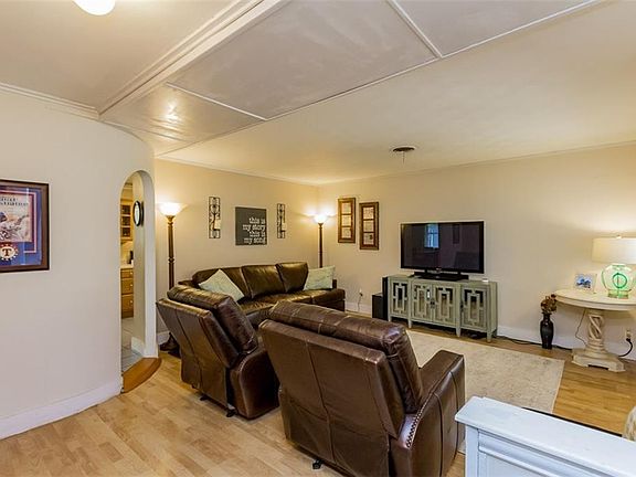 4th image of 810 Ravenwood Dr