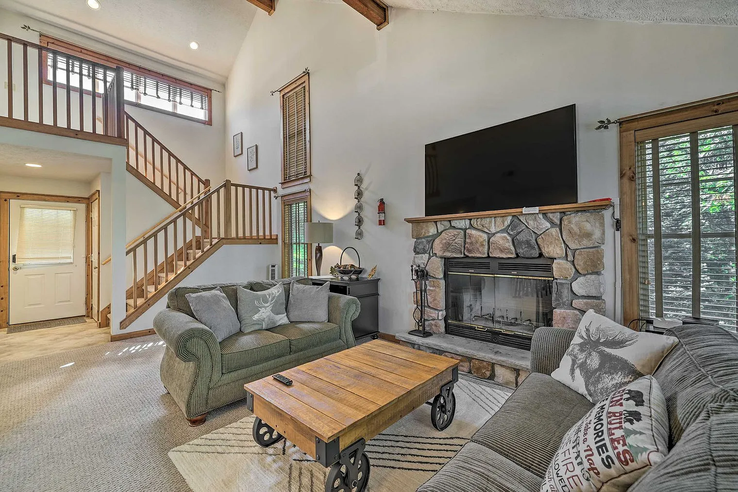 3 bed, 3.0 bath, 2195 sqft, $4,430 — Photo 2