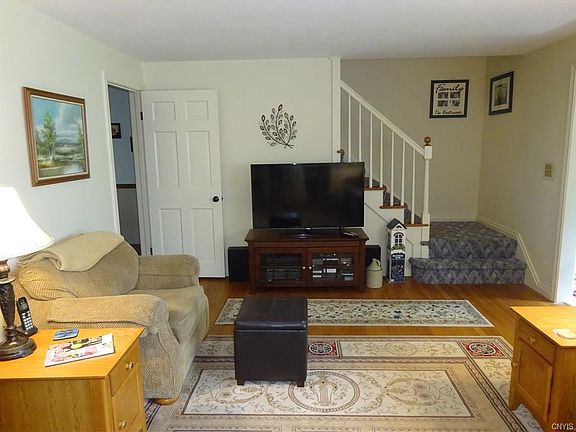 3rd image of 835 Oakwood St