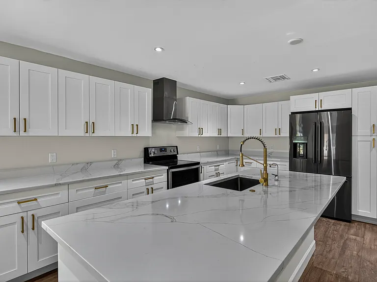 410 NE 34th St — Photo 9