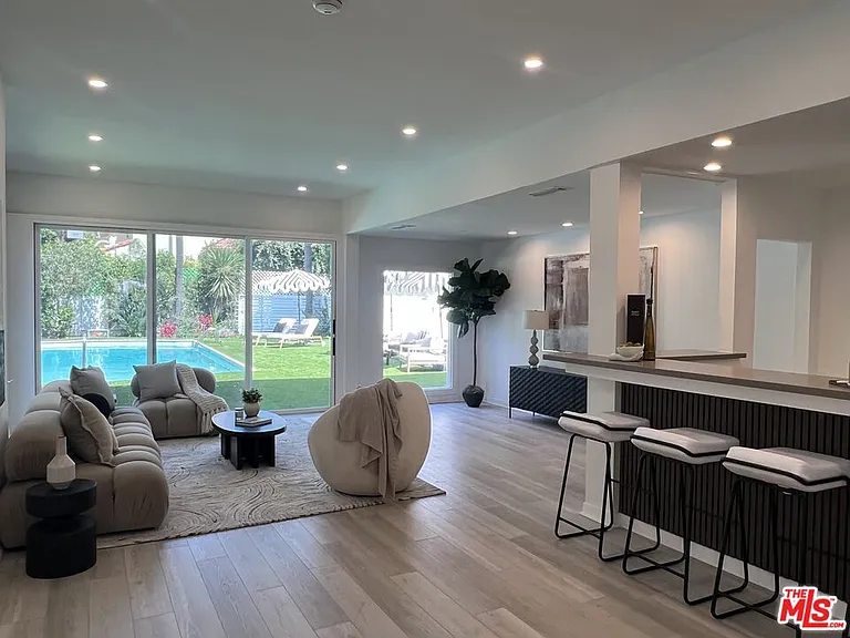 508 N Canon Dr — Photo 14