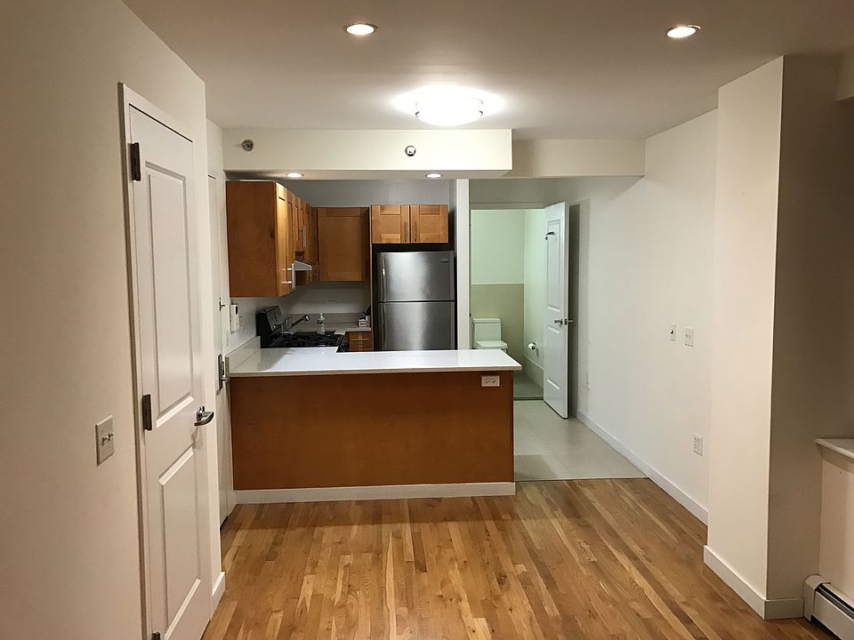 1st image of 2544 Crescent St #5