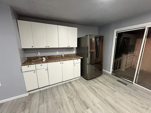 3rd image of 421 Wolcott St Floor 1