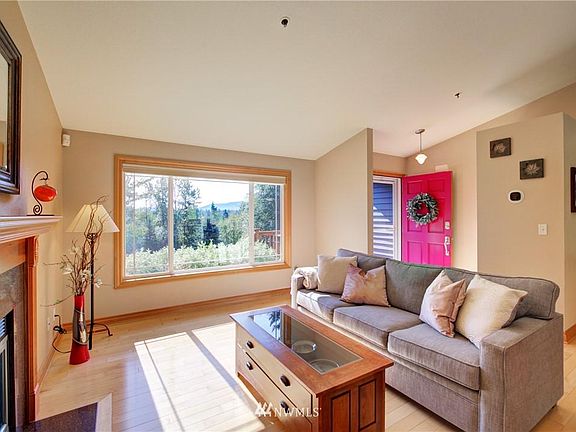5th image of 1031 215th Ave NE