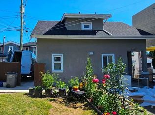33XX Price St, Vancouver, BC V5R 5P8