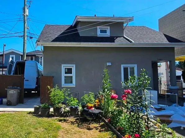 33XX Price St, Vancouver, BC V5R 5P8