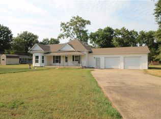 1005 E 4th St, Altamont, KS 67330