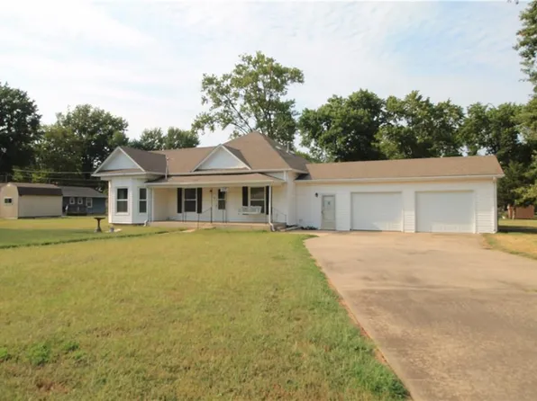 1005 E 4th St, Altamont, KS 67330