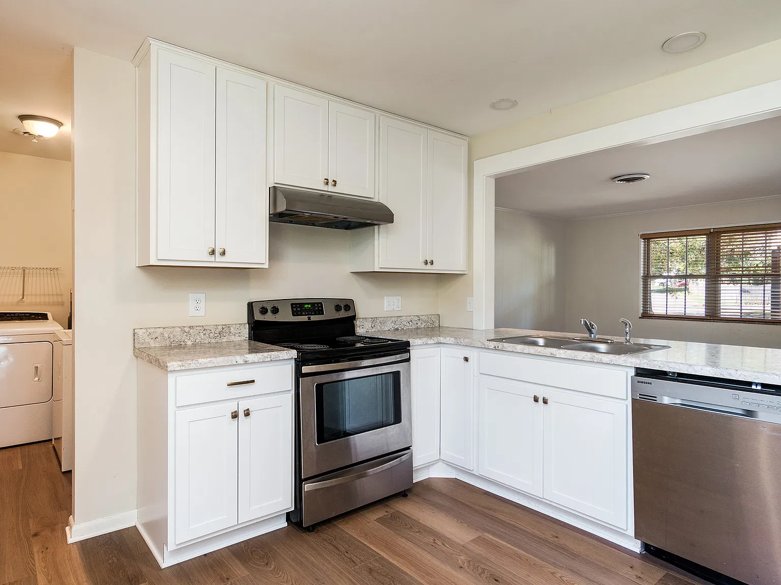 2 bed, 1000 sqft, $1,375 — Photo 2
