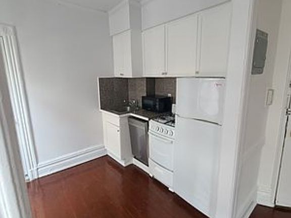 5th image of 34 Downing St APT 4