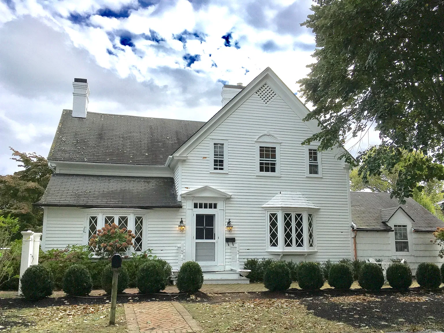 Southampton Village Estate With 5 Bedrooms, Pool,best Location — Photo 1