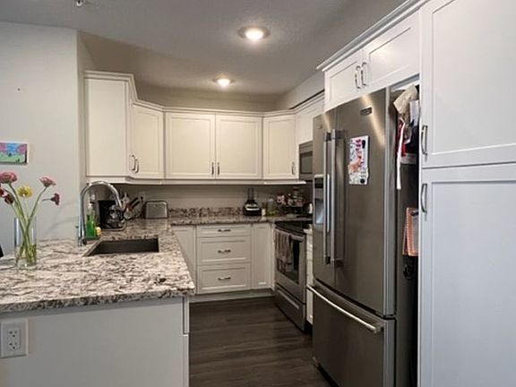 3rd image of 106 Willis Cres #3211