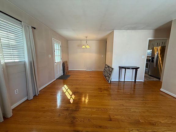 4th image of 822 Moran Ave