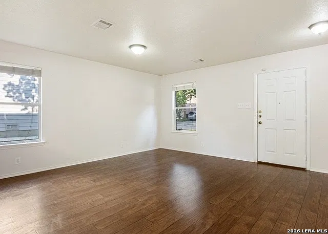 3 bed, 2.5 bath, 2297 sqft, $2,600 — Photo 2