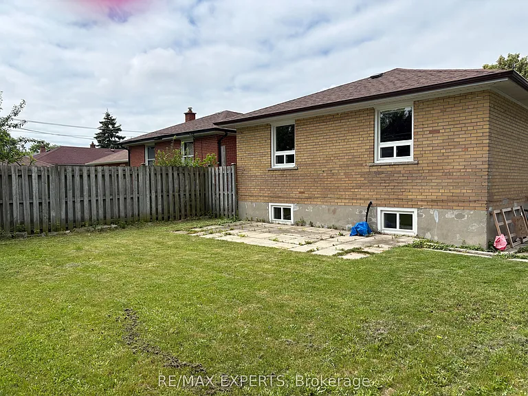 733 Markham Rd — Photo 16