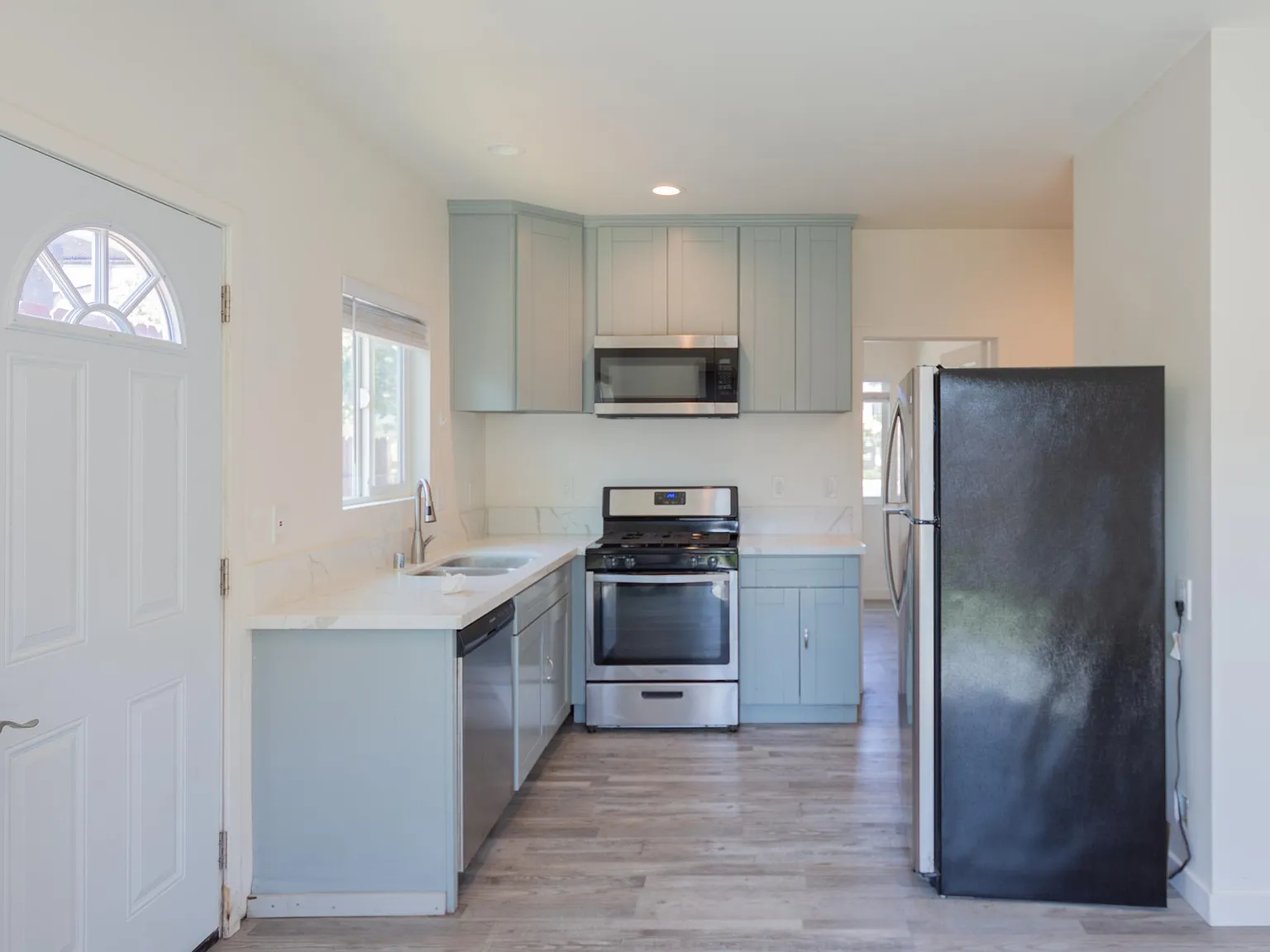 3 bed, 1208 sqft, $4,000 — Photo 1