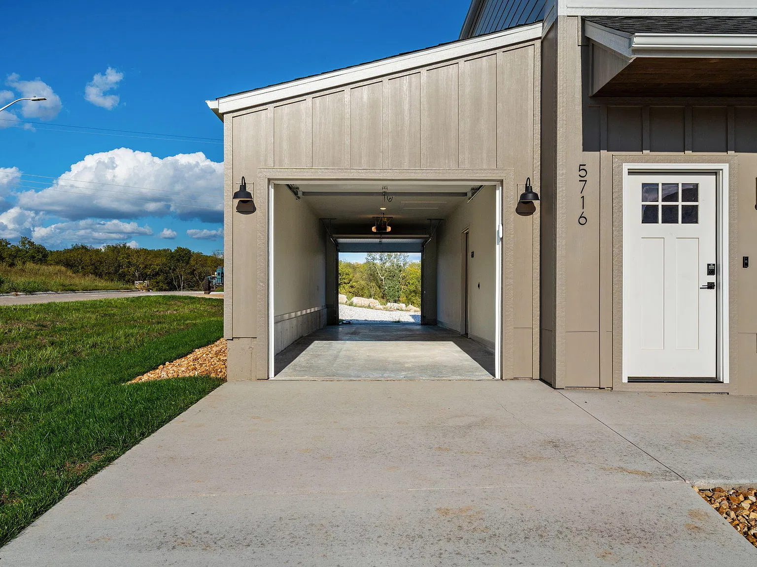 4 bed, 3.5 bath, 2100 sqft, $3,095 — Photo 4