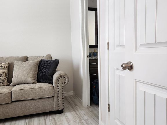 3rd image of 513 La Entrada Cir