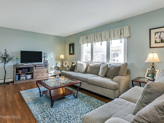 2nd image of 124 Lincoln Ave