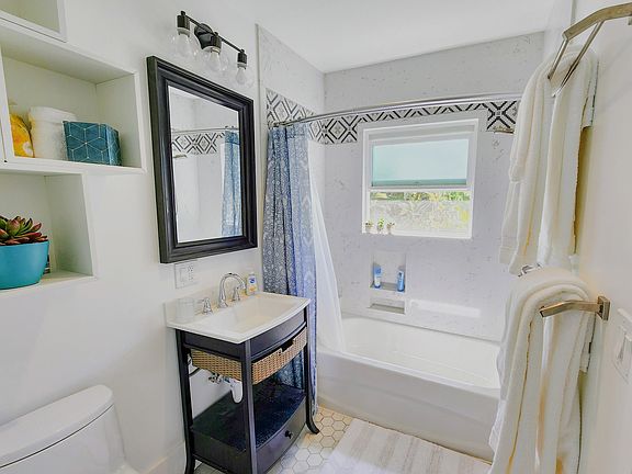 Front en-suite bathroom